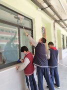 洒扫灰尘全无惧 播撒希望满园春