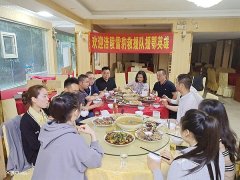 重庆涪陵：鲜捞辣卤请雪豹救援队援鄂英雄分享拿手好菜