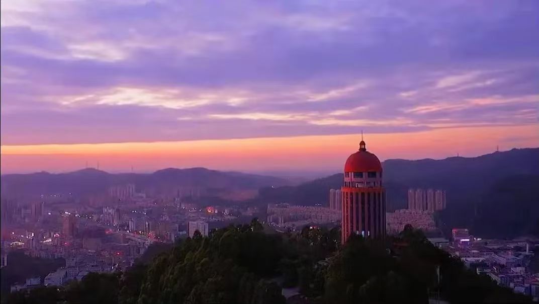 �̷�֮�䣺����ɽ���ֱ���Ķ෽��������������